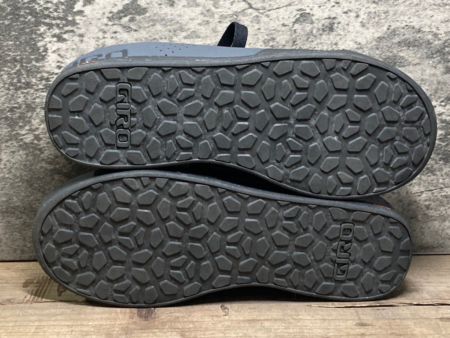 IT442 ジロ GIRO LATCH スニーカー グレー 黒 EU40