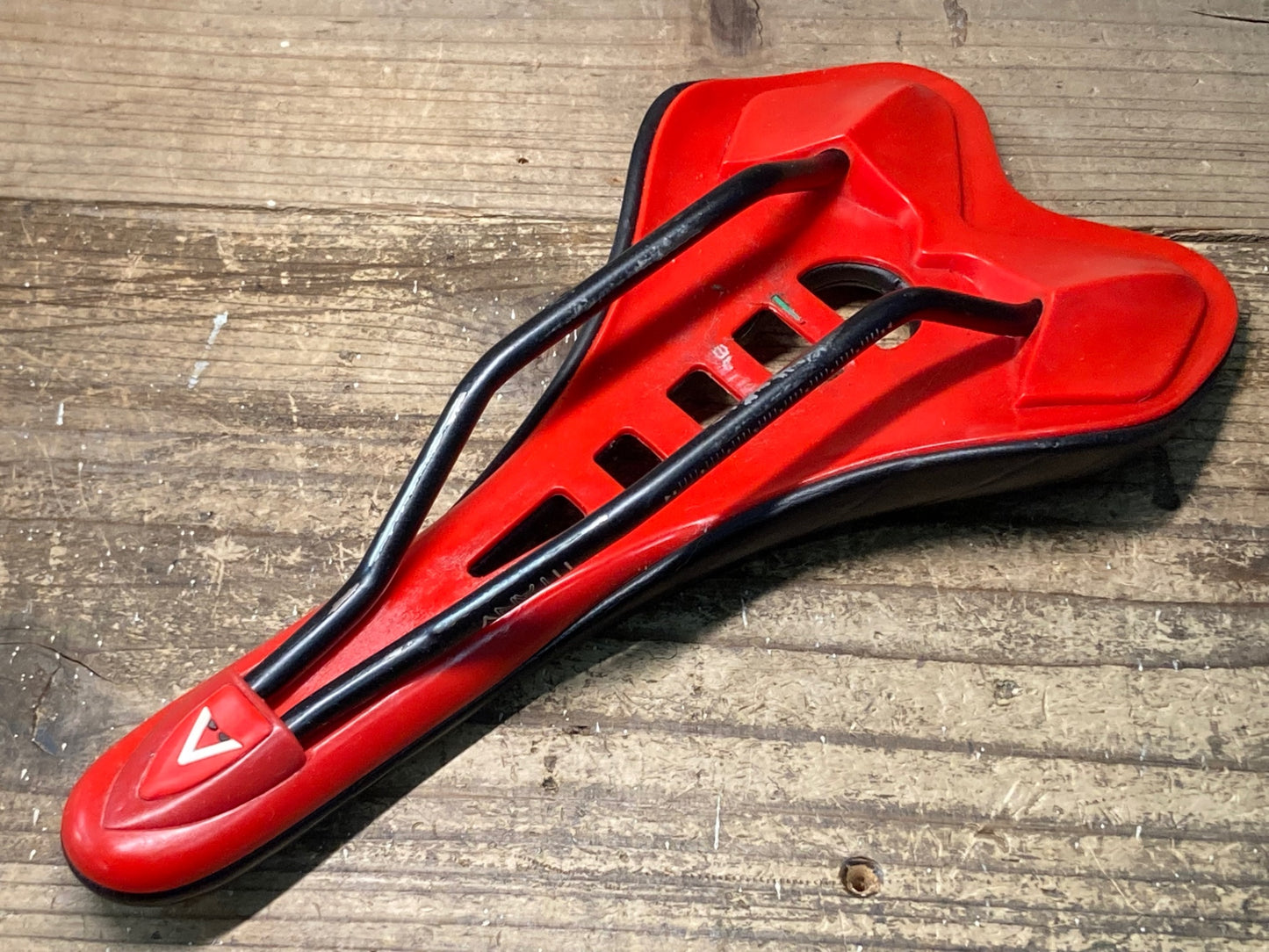 IY963 アスチュート ASTVTE SKY3.0 サドル 黒 TITANVレール