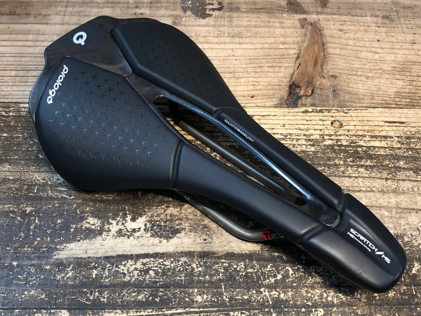 JC141 プロロゴ prologo スクラッチ SCRATCH MS サドル 黒 TiroXレール