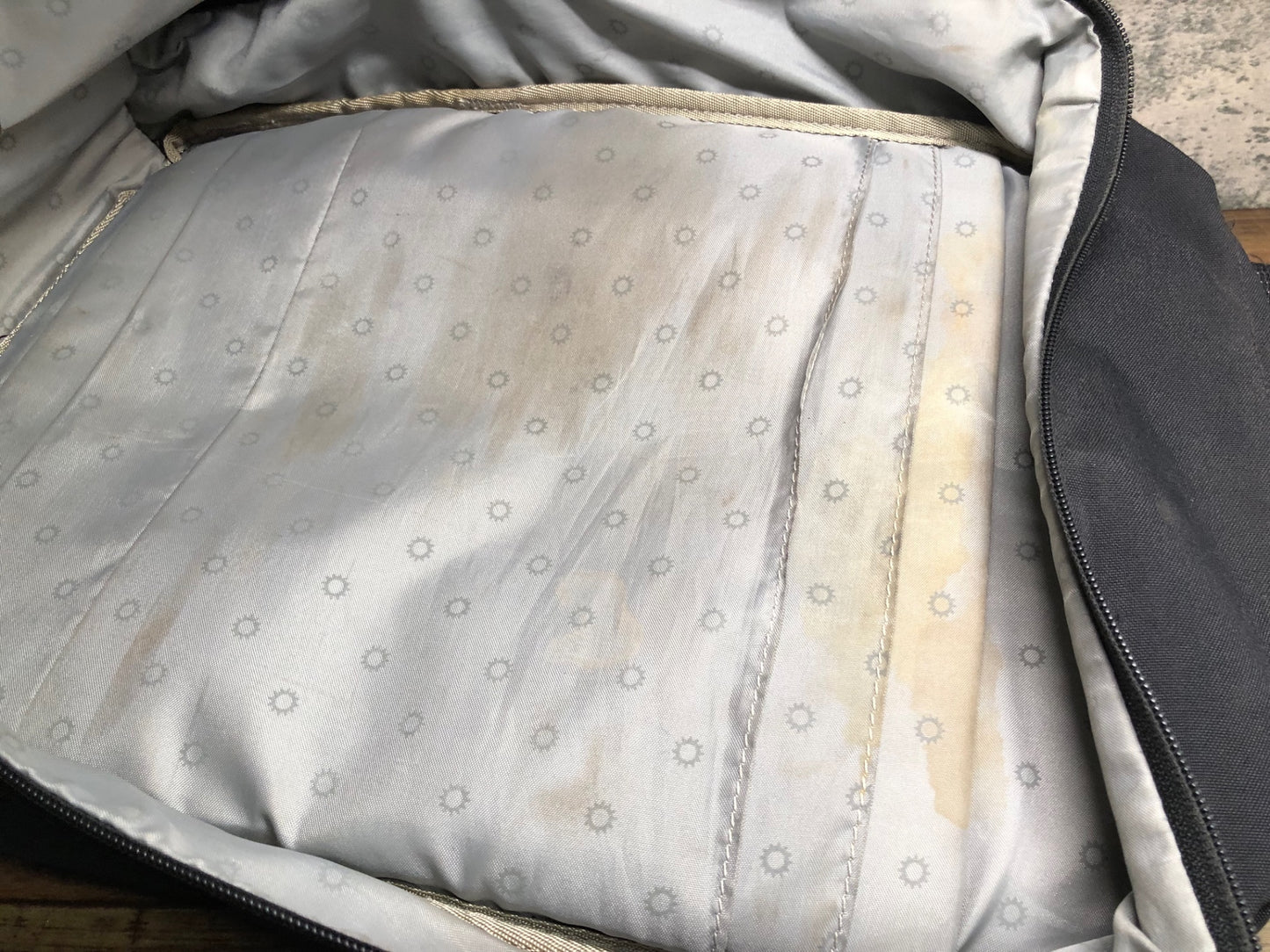 IS766 ラファ Rapha リュック バックパック 黒 黄ばみ 日焼け