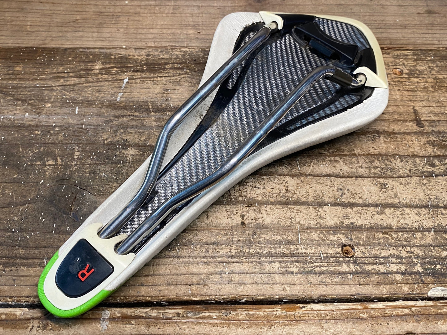 IT556 フィジーク fizik アリオネ ARIONE R3 白緑 kiumレール 破れ 125mm