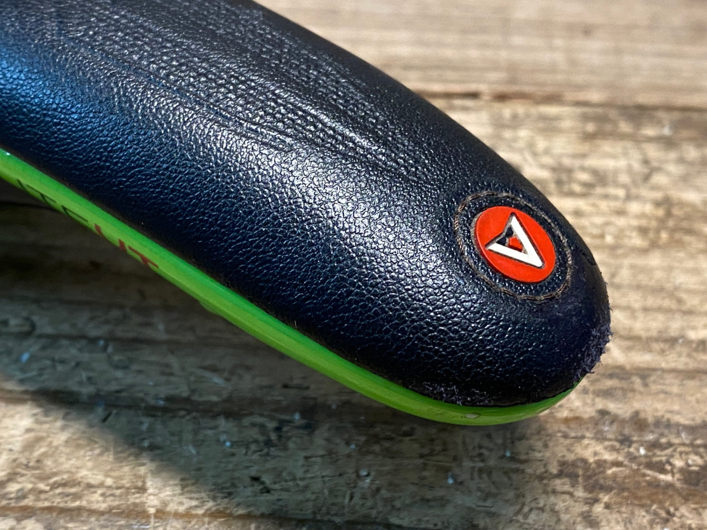 IY062 アスチュート ASTUTE SKYLITE VT サドル 黒 緑 138mm CARBONIOレール