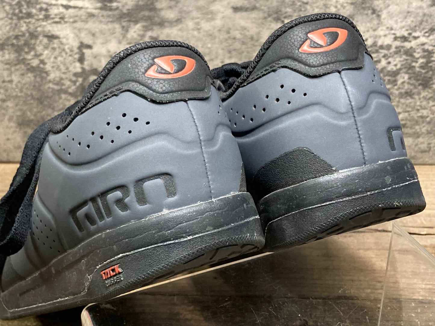 IT442 ジロ GIRO LATCH スニーカー グレー 黒 EU40