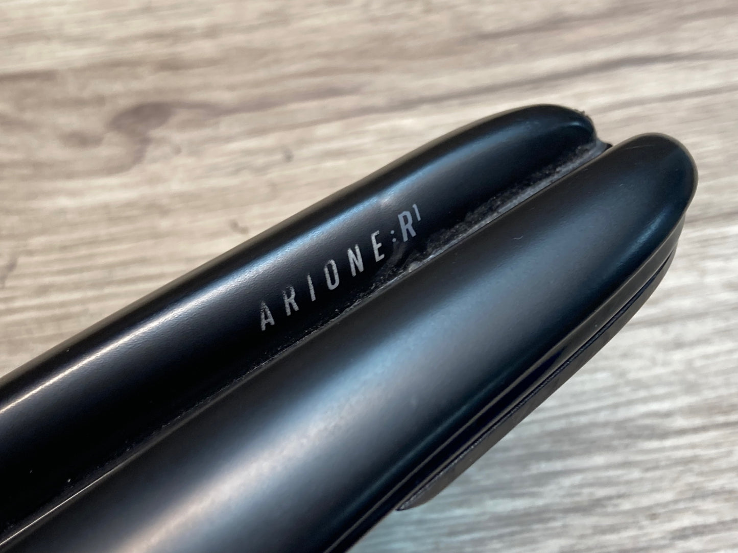 IX301 フィジーク fizik アリオネ ARIONE R1 VERSUS EVO サドル 黒 REGULARサイズ BRAIDED カーボンレール ※プレート欠品