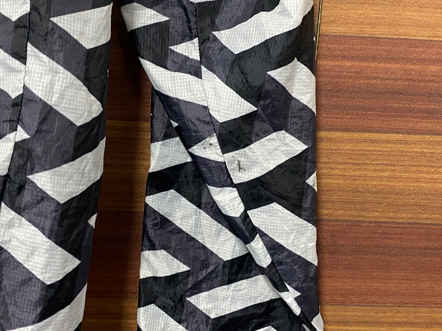 IT069 rh+ 長袖 ウィンドブレーカー 黒 白 S