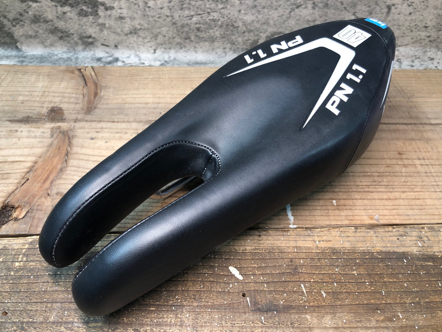 IO356 ism PN1.1 40 サドル 黒