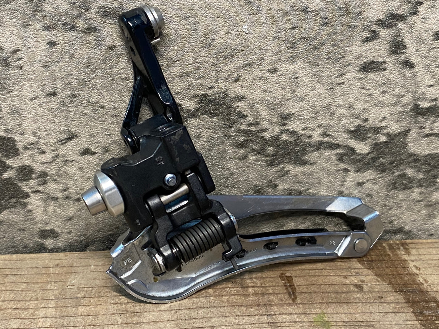 IV712 シマノ SHIMANO 105 FD-5800 フロントディレイラー 2S 直付け 黒