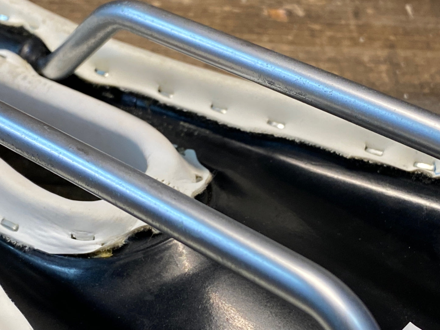 IN208 ISM PL1.1 40 サドル CR-MOレール 白