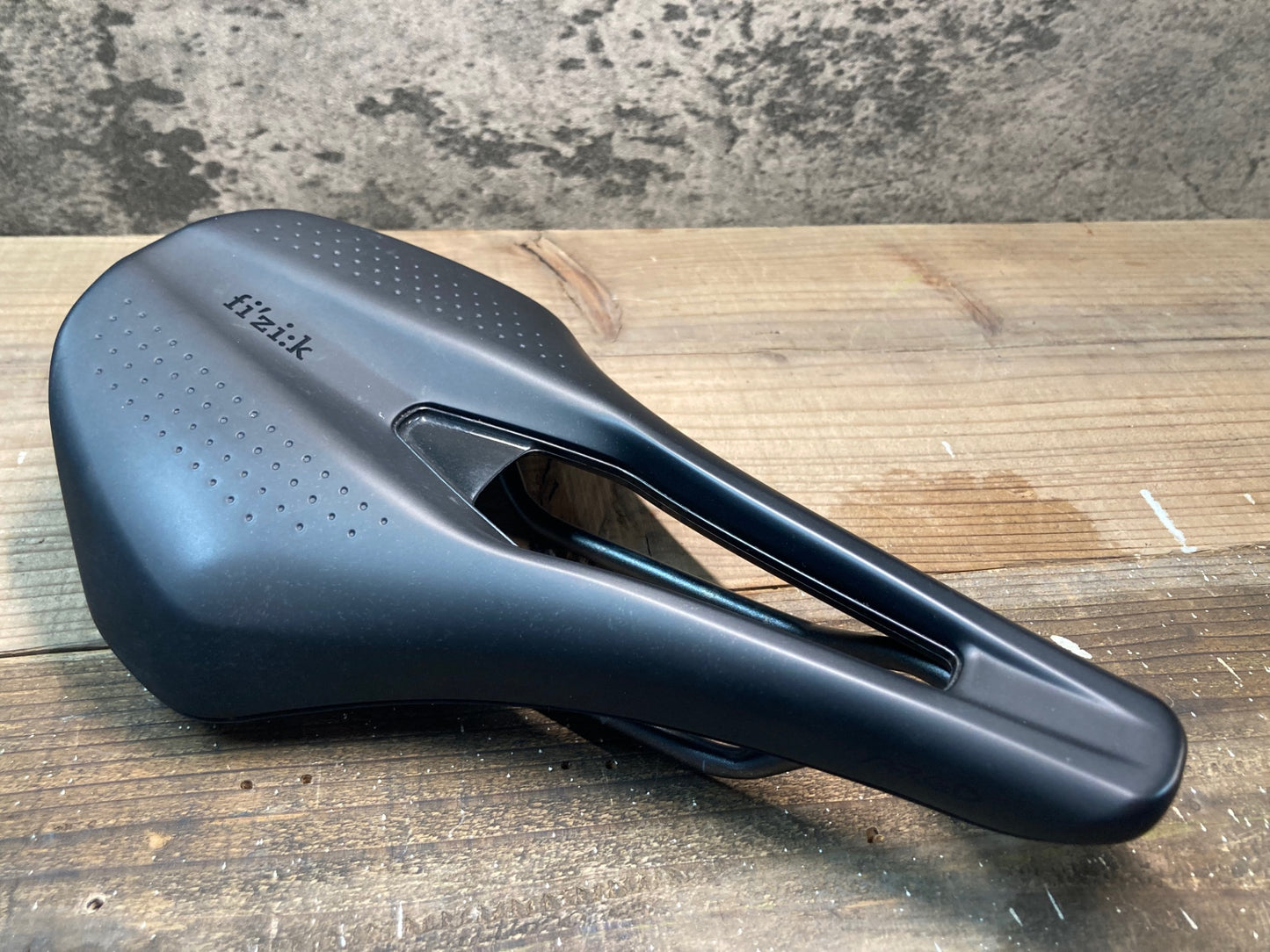 IN892 フィジーク fizik TEMPO ARGO R3 サドル 黒 150mm kiumレール