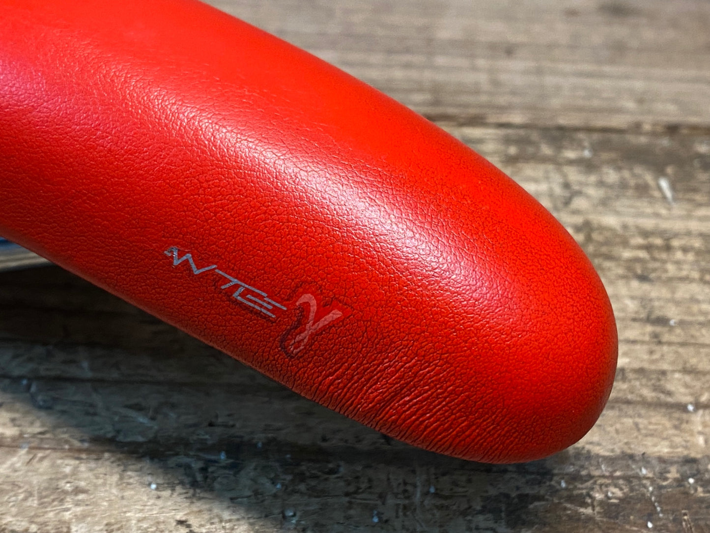 IX717 フィジーク fizik アリアンテ ALiANTEγ サドル 赤 kiumレール 140mm