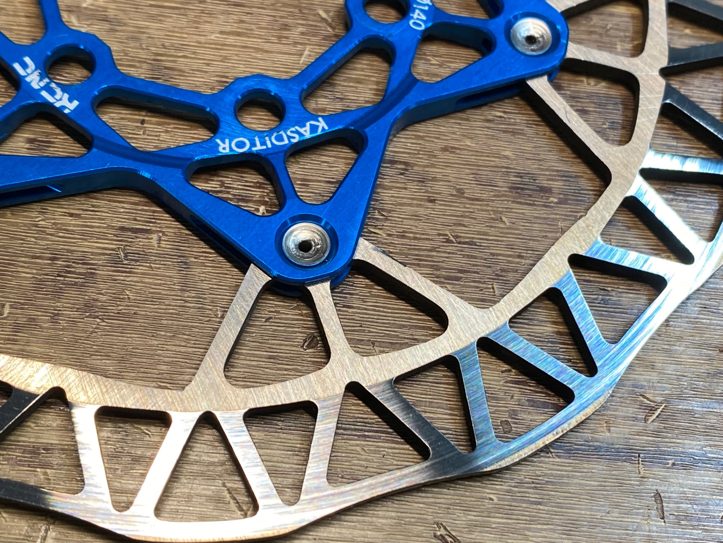 IT100 KCNC ディスク ブレーキローター 140Φ 6H ブルー センターロックアダプター付き