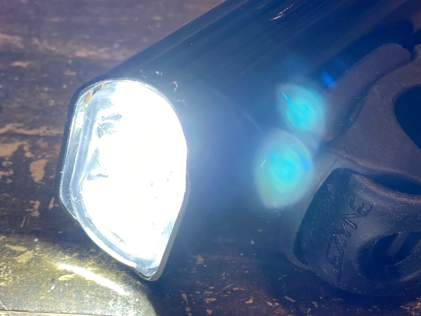 IY713 レザイン LEZYNE LITE DRIVE 1000XL フロントライト 黒 点灯確認済