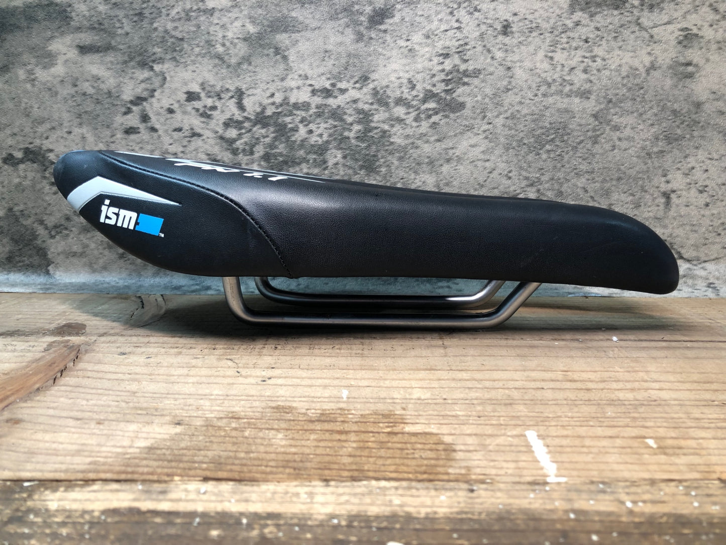 IO356 ism PN1.1 40 サドル 黒