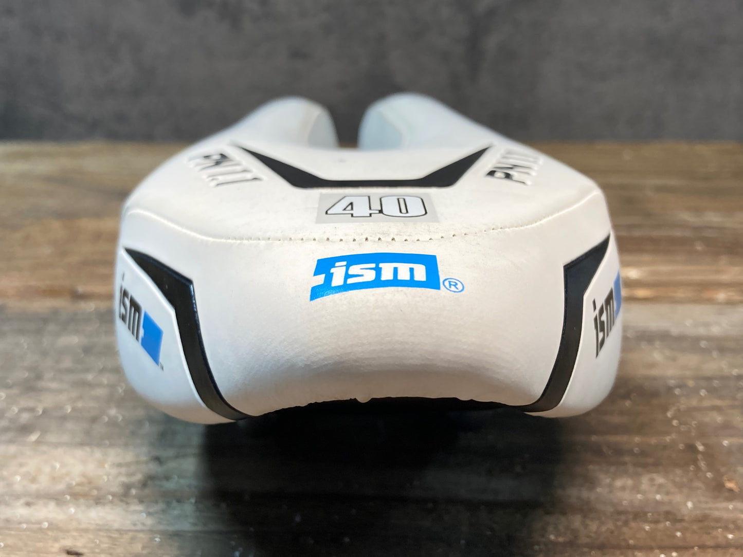 IN424 ISM PN1.1 サドル ホワイト