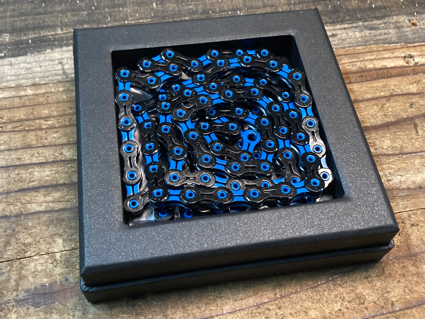 IR700 KMC DLC11 チェーン 118L ブラック/ブルー