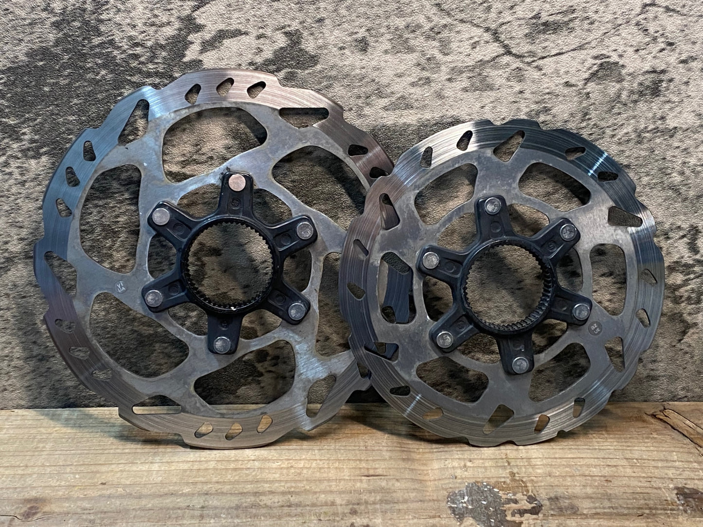 IY715 シマノ SHIMANO SM-RT70 ディスクブレーキローター Φ140/160 厚さ1.7mm/1.7mm