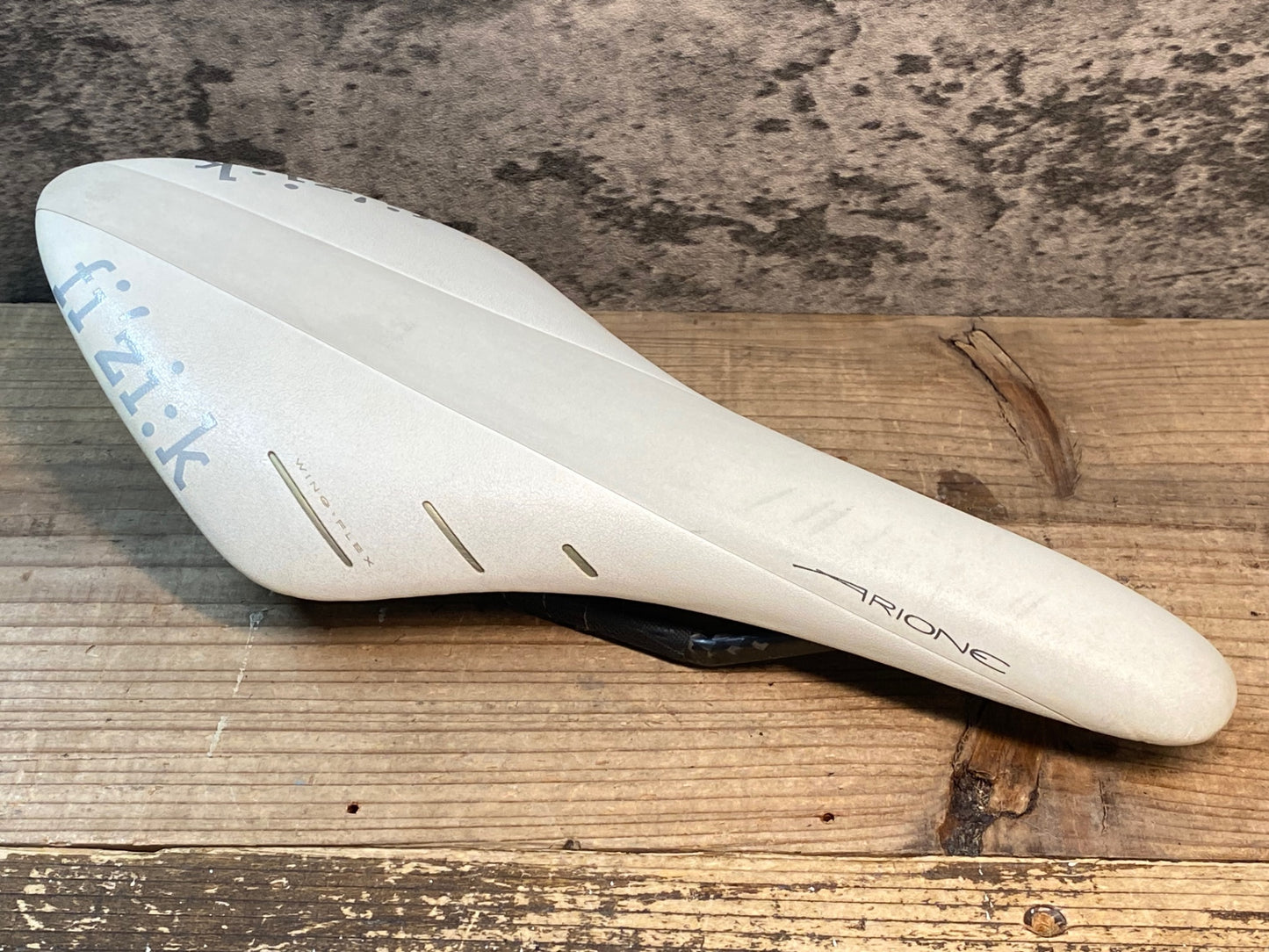 IZ367 フィジーク Fizik アリオネ ARIONE R1 カーボンレール サドル ホワイト