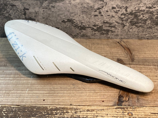 IZ367 フィジーク Fizik アリオネ ARIONE R1 カーボンレール サドル ホワイト