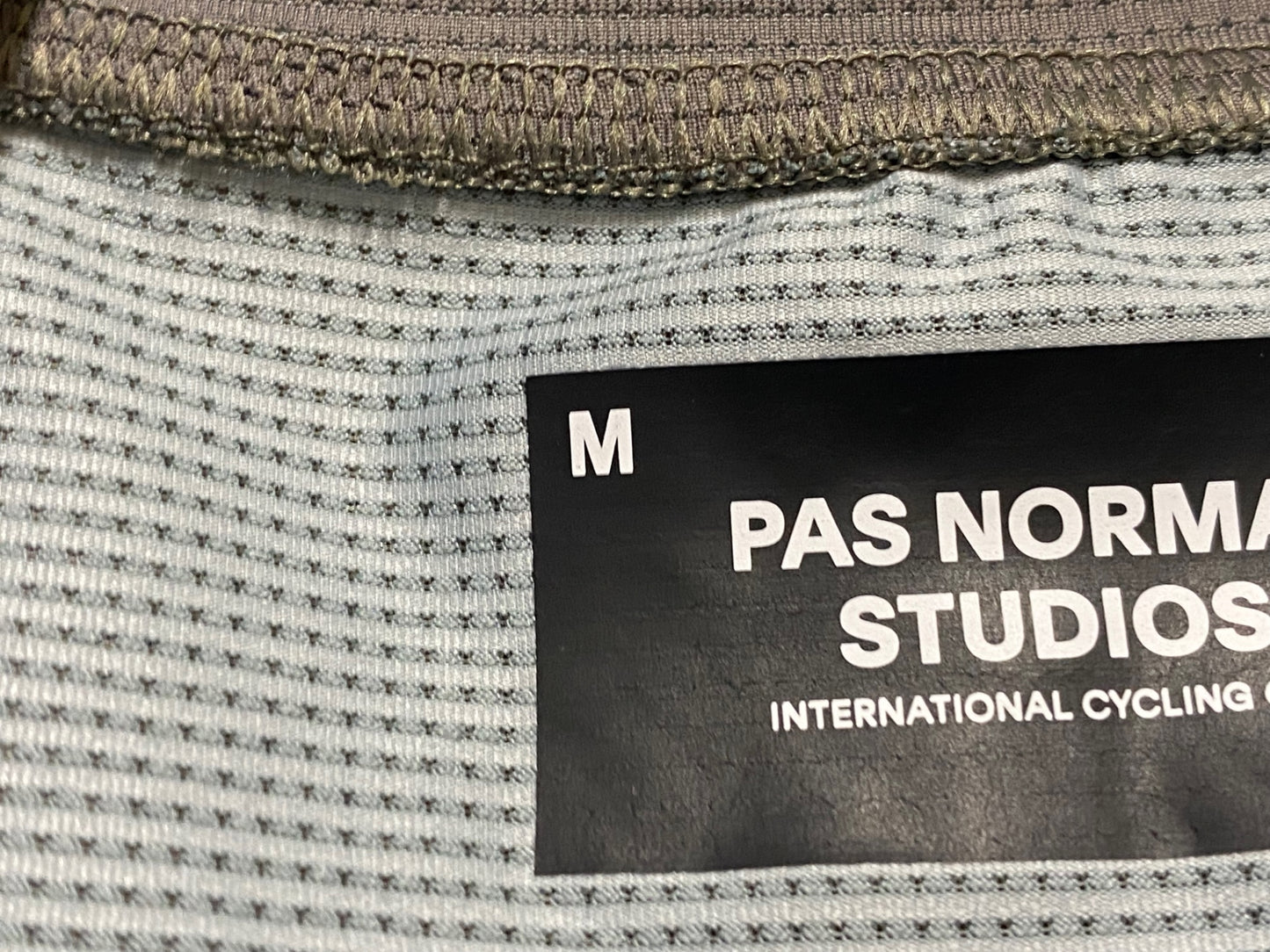 JC399 パスノーマルスタジオ Pas Normal Studios | Men's Mechanism Jersey 半袖 サイクルジャージ ミディアムグレー M