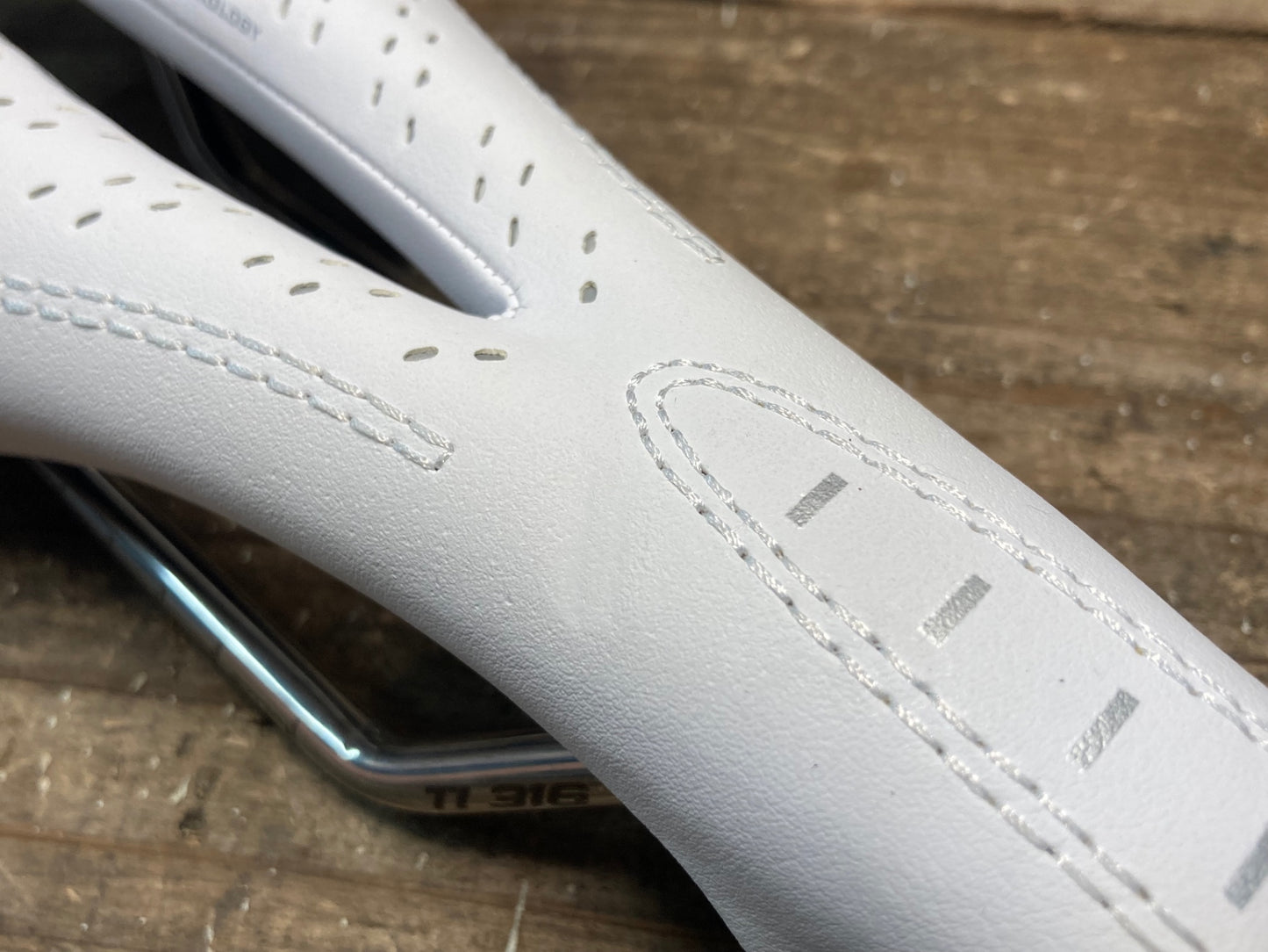 IP824 セライタリア selle italia フライト FLITE GEL FLOW TI316レール 白
