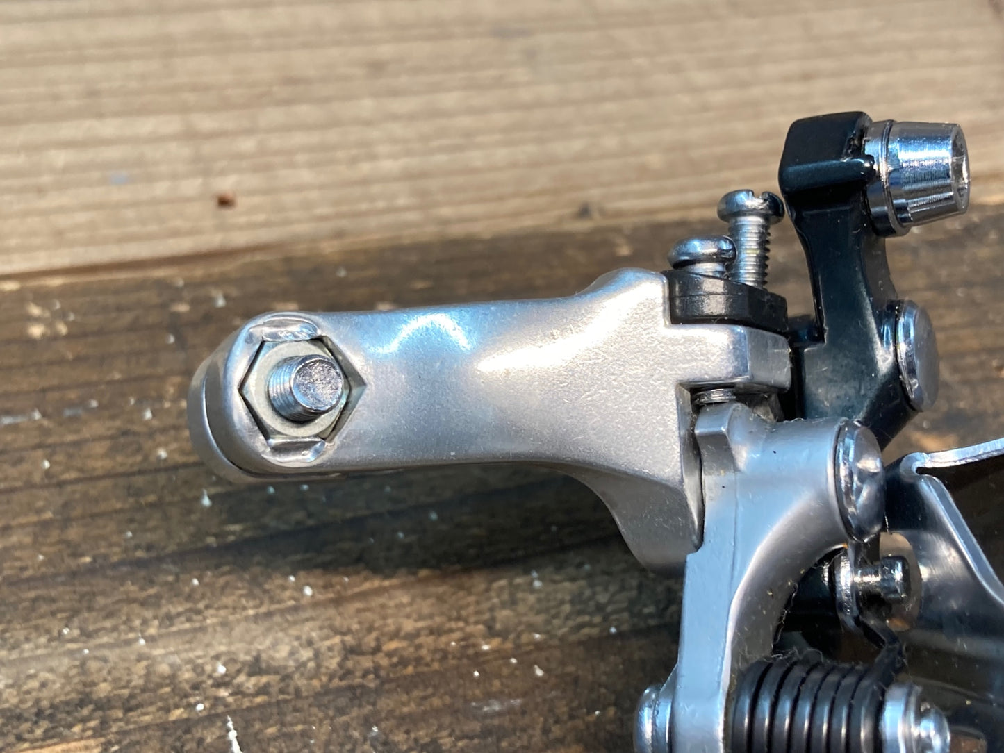 IN915 シマノ SHIMANO 105 FD-1050 フロントディレイラー バンド式 Φ31.8