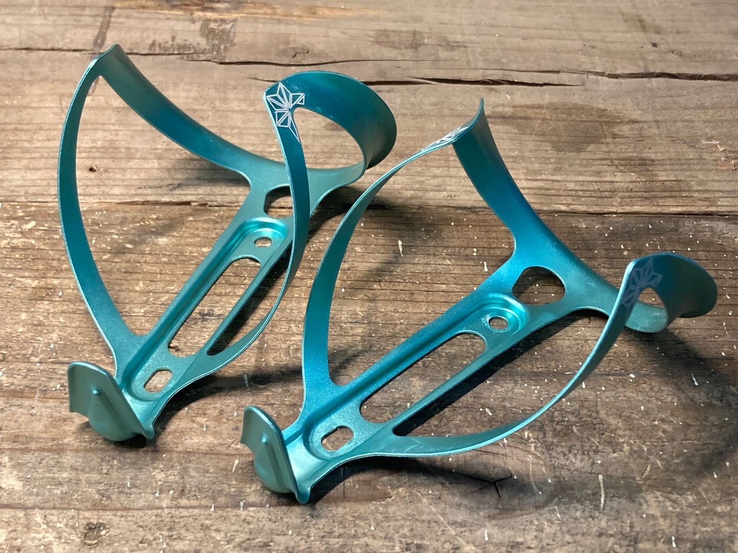 IN689 スパカズ SUPACAZ FLY CAGE Ano ボトルケージ チェレステ ペア