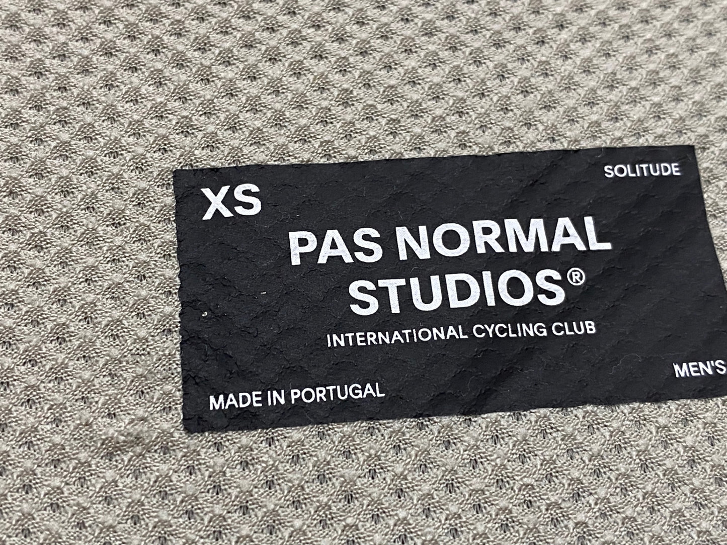 JC430 パスノーマルスタジオ Pas Normal Studios | Men's Solitude Mesh Jersey 半袖 サイクルジャージ ライトグレー XS