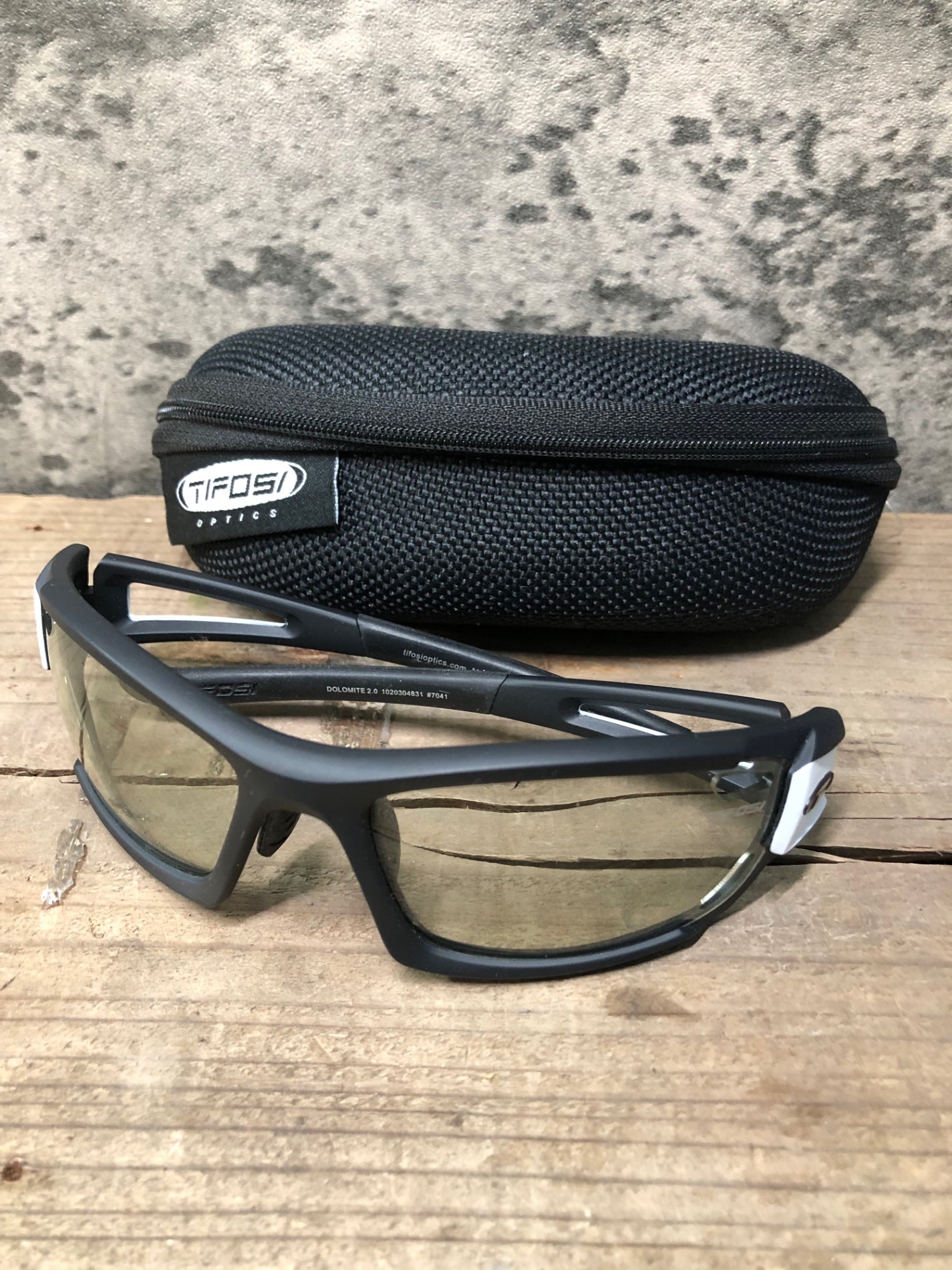 IP019 ティフォージ TiFOSI DOLOMITE 2.0 サングラス アイウェア 黒 調光レンズ