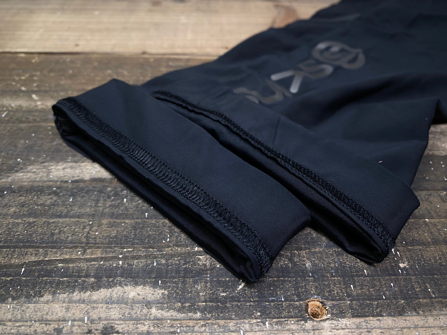 IP428 スキンズ SKINS カーフカバー 黒 XL