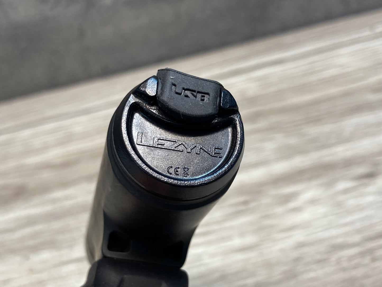 IX292 レザイン LEZYNE CLASSIC DRIVE 700 XL フロントライト 黒 点灯確認済み