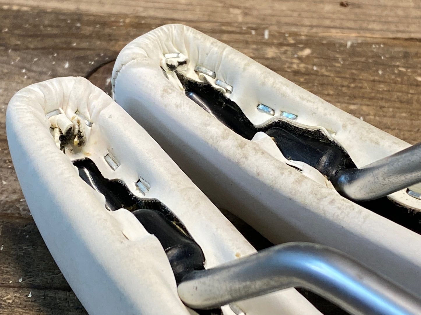 IN208 ISM PL1.1 40 サドル CR-MOレール 白