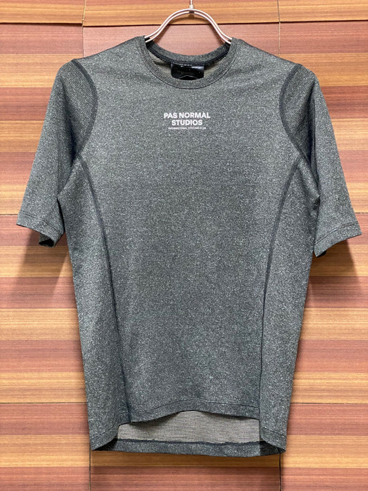 IU947 パスノーマルスタジオ PAS NORMAL STUDIOS 半袖 べースレイヤー グレー S POLARTEC