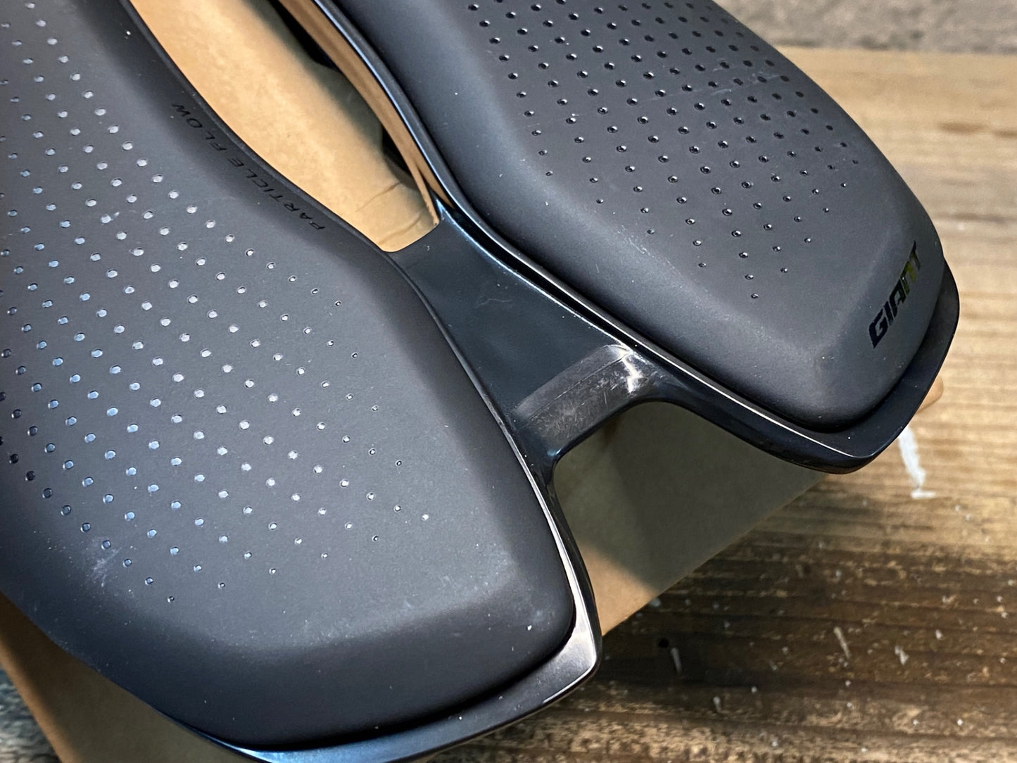 IV996 ジャイアント GIANT APPROACH サドル 黒 クロモリ 145mm