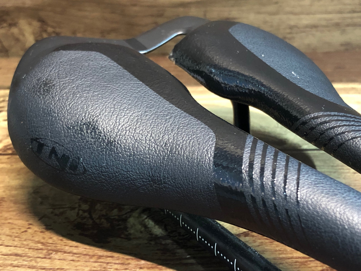 IM956 TNI ブラックフェザー BLACK FEATHER サドル カーボンレール 黒