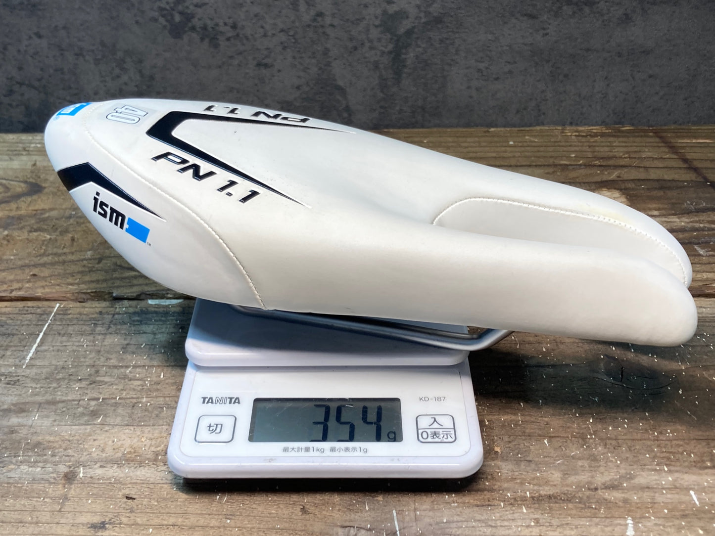 IN424 ISM PN1.1 サドル ホワイト