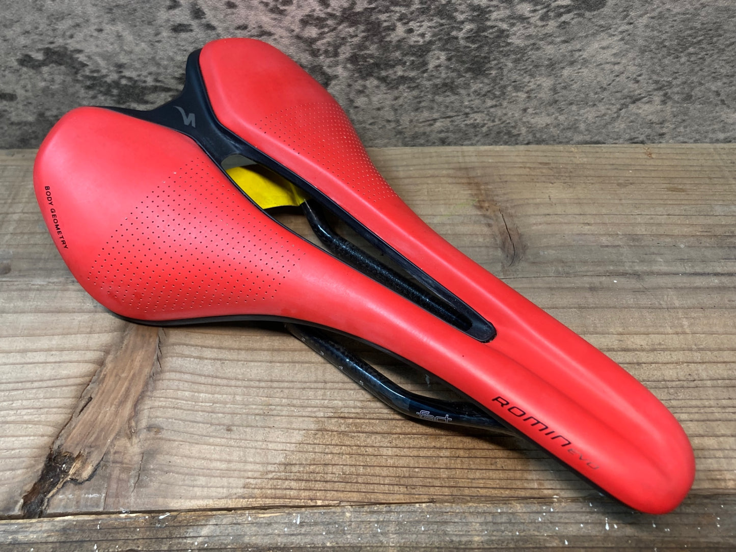 IN835 スペシャライズド SPECIALIZED ROMIN EVO カーボンレール サドル 143mm 赤