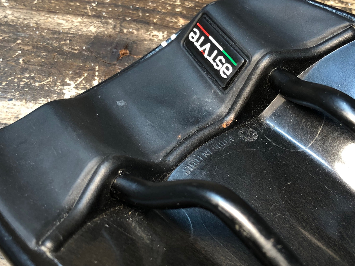 IU261 アスチュート ASTUTE RUSH SR サドル 黒 TITANV レール