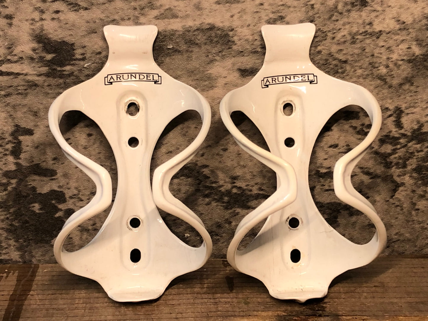 IX392 アランデル ARUNDEL カーボン ボトルケージ 2個セット 白 ※クラックの為ジャンク