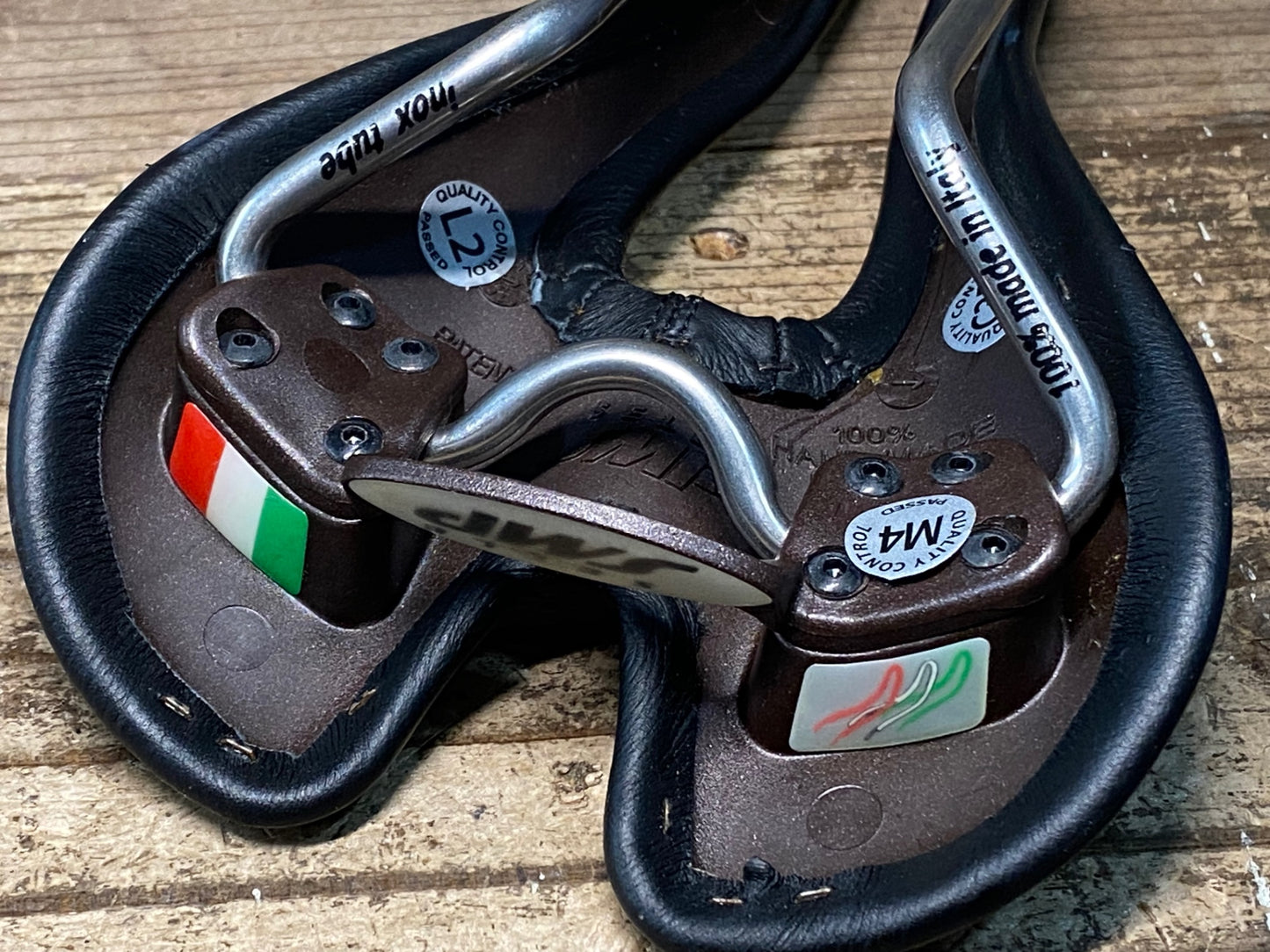 IZ945 SELLE SMP フォーマ FORMA サドル ステンレスレール 黒 表皮傷