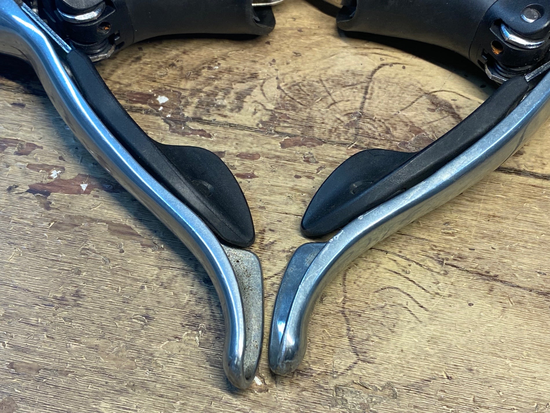 Amazon | シマノ(SHIMANO) シフティングレバー(ROAD) SL-4700-P 左右セット 2×10S ・付属/ブラックシフトケーブル  ISL4700PA TIAGRA(ティアグラ) | シマノ(SHIMANO) | シフトレバー