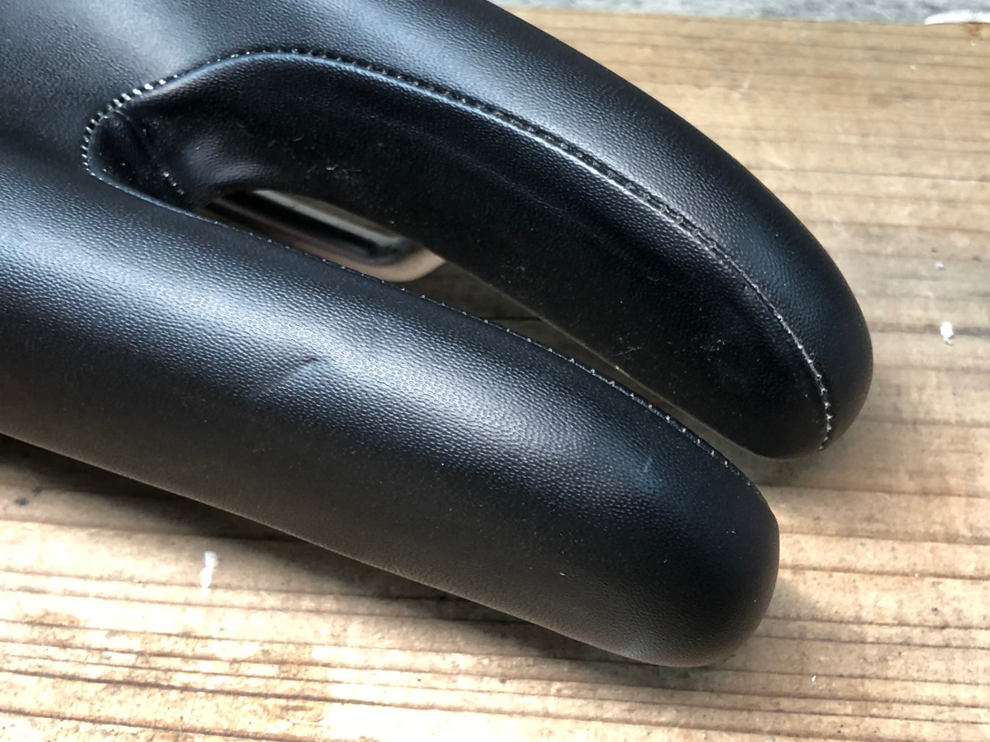 IO356 ism PN1.1 40 サドル 黒