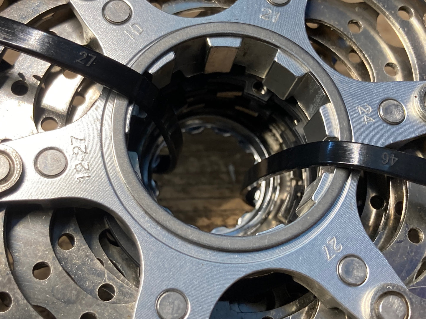 IU352 シマノ SHIMANO 105 CS-5700 スプロケット 10S 12-27T