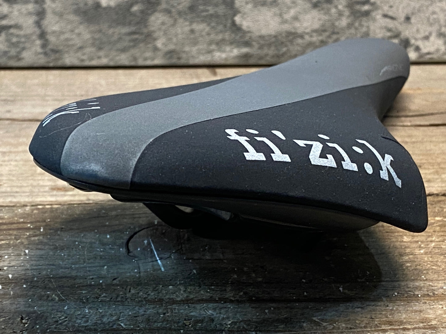 IP774 フィジーク fizik アリオネ ARIONE R3 サドル 黒 kium レール 126mm