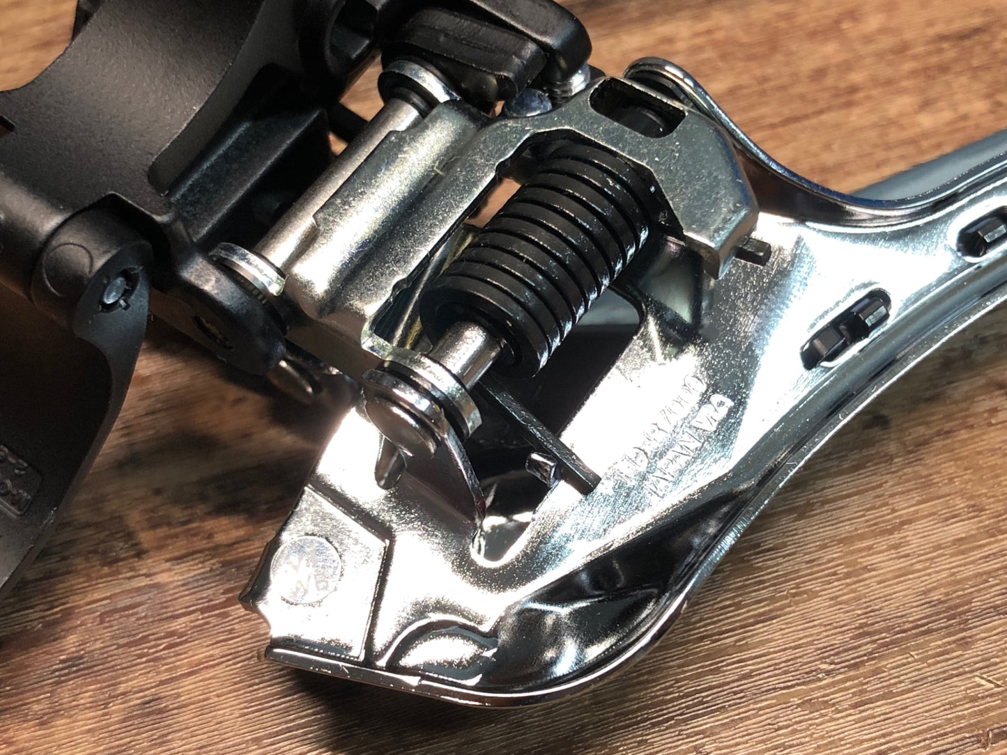 IR378 シマノ SHIMANO 105 FD-R7000 フロントディレイラー バンド式 黒 Φ31.8