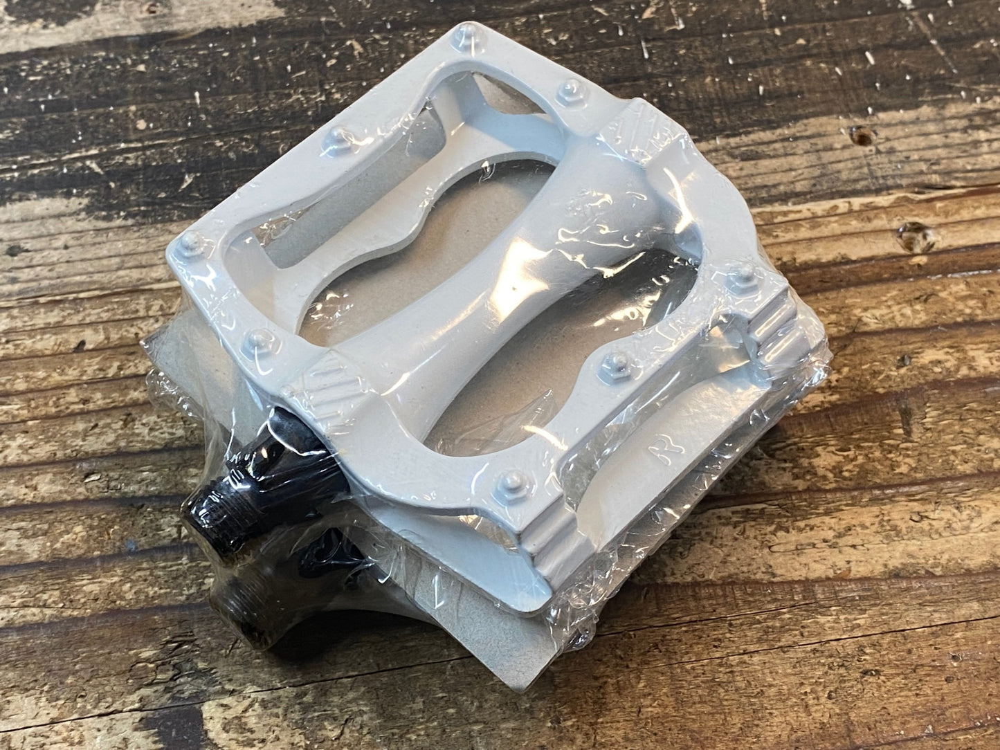 IW263 TXJ Sports フラットペダル 白