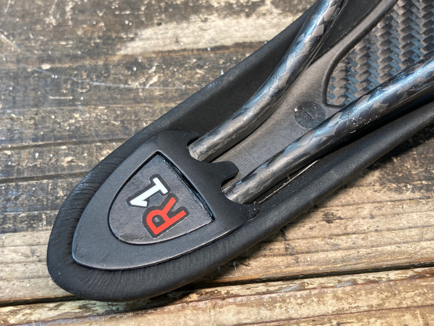 IU660 フィジーク fizik アリアンテ ALIANTE R1 サドル 黒 136mm BRAIDE カーボンレール