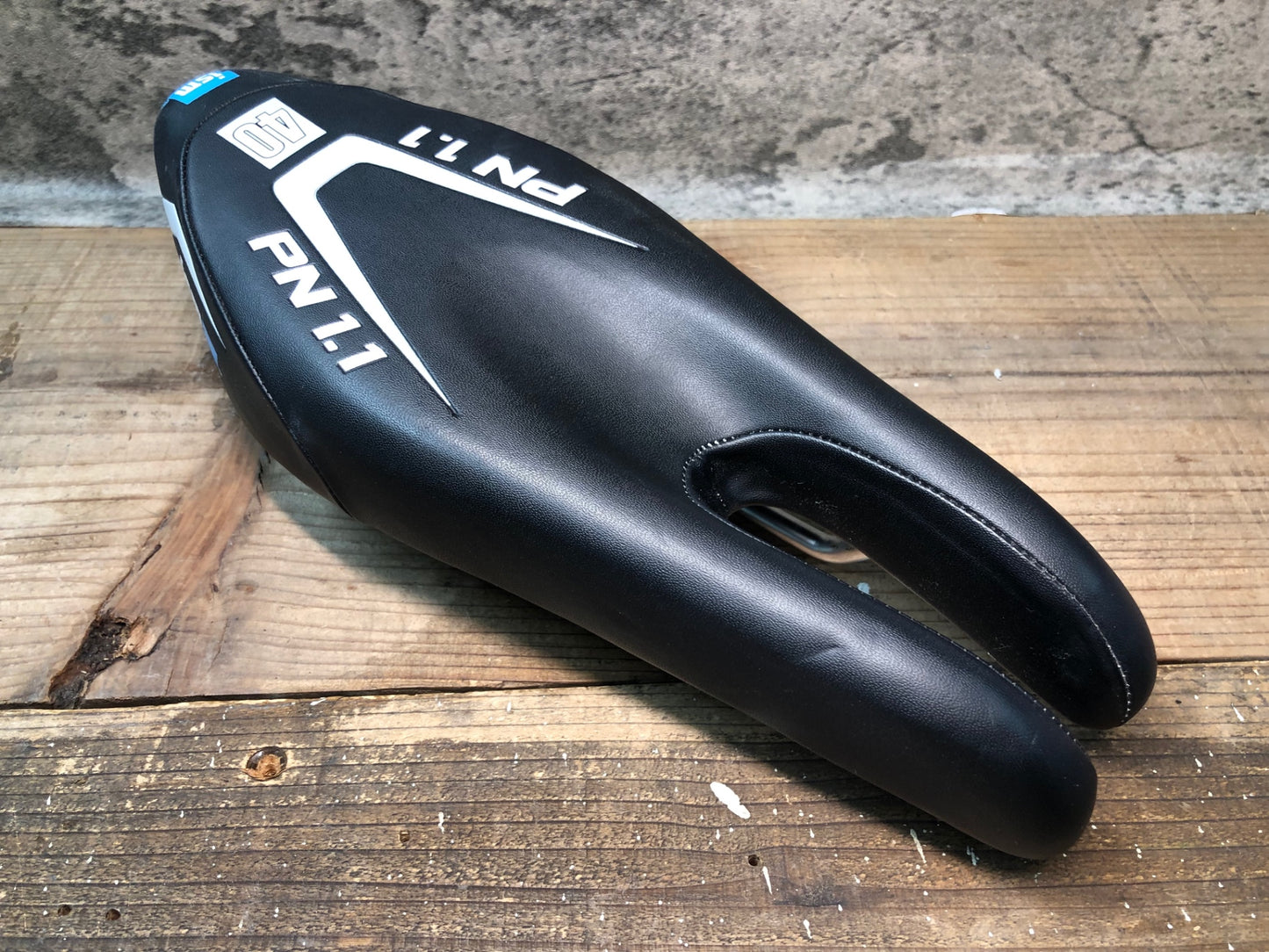 IO356 ism PN1.1 40 サドル 黒