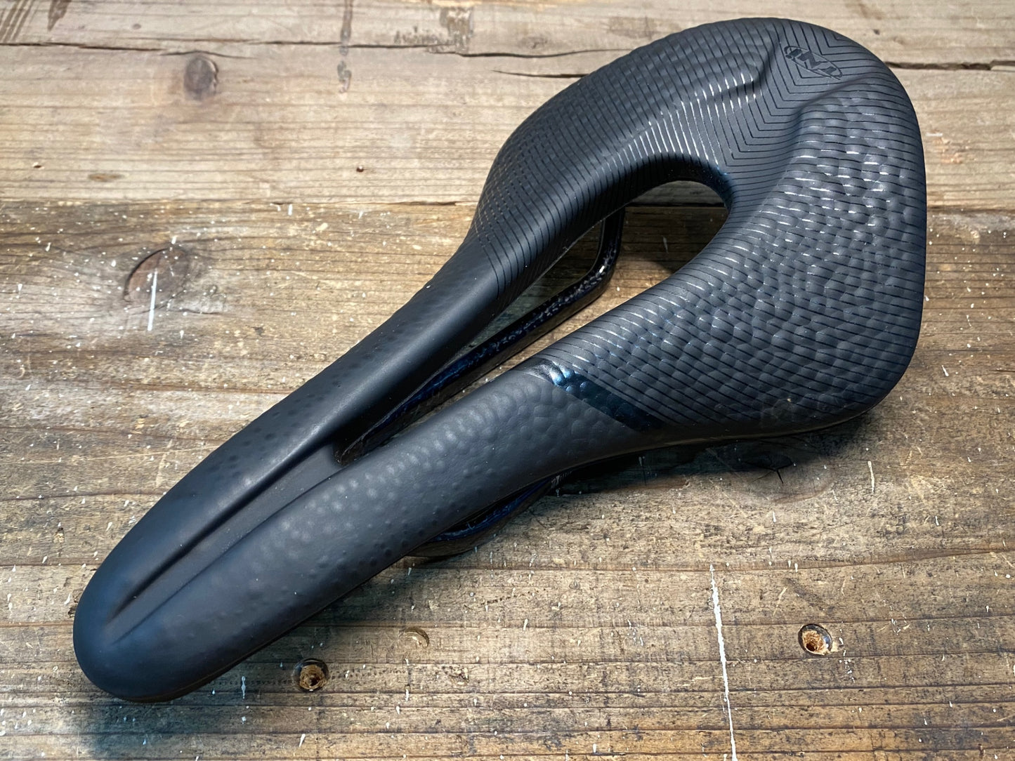 IR118 TNI ETPU サドル カーボンレール 黒