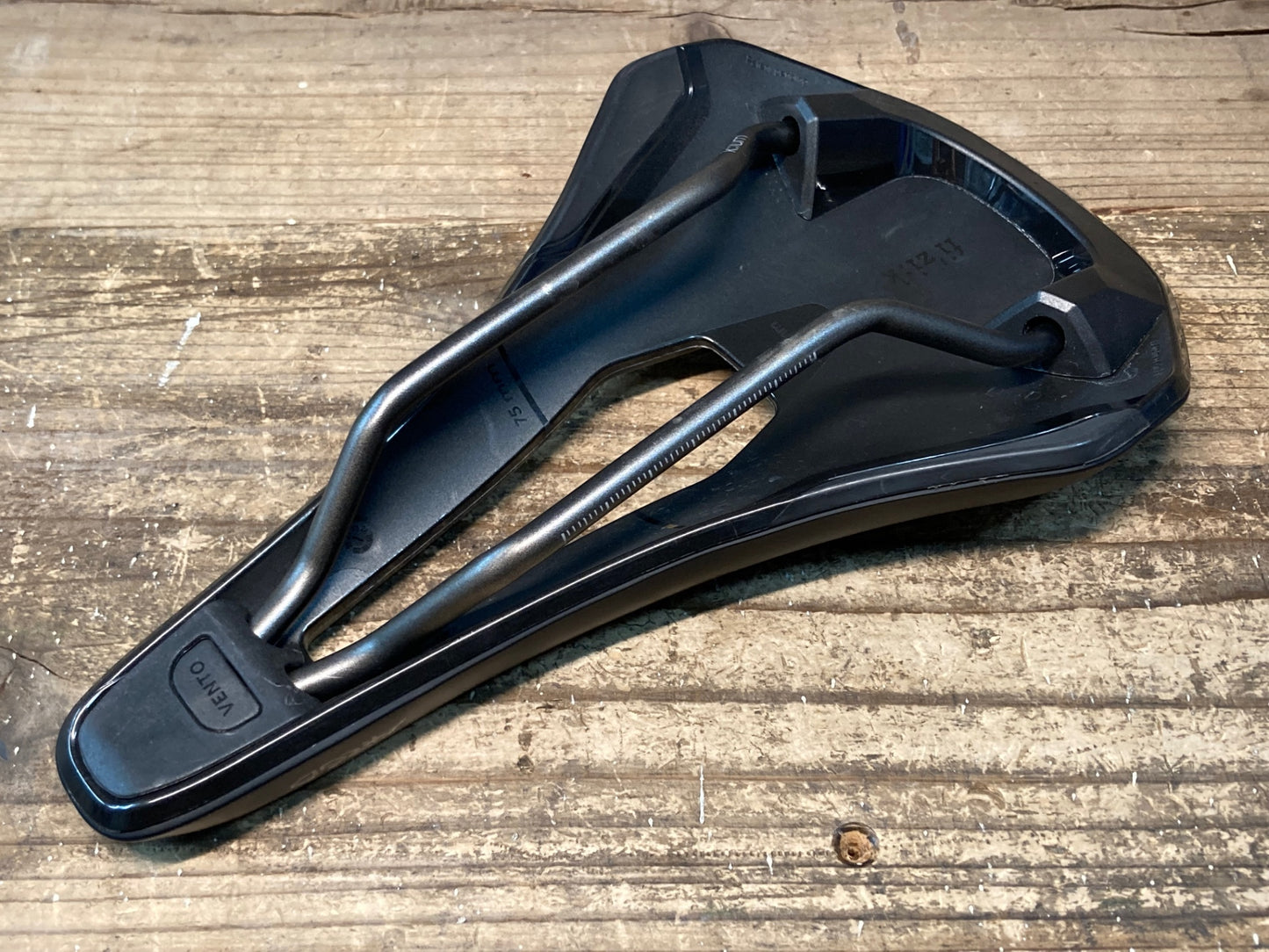 IY466 フィジーク fizik アルゴ ARGO VENTO R3 サドル 140mm kiumレール