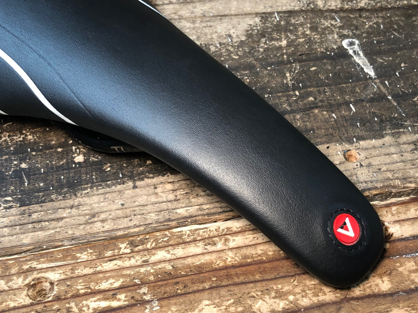 IU261 アスチュート ASTUTE RUSH SR サドル 黒 TITANV レール